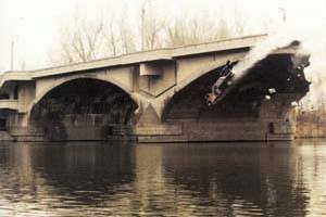 Фильма "Священный груз", 1995 год. Снимали в Праге. Исполнитель трюка Виктор Иванов.