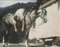 Фильм «Смелые люди» появился на советских экранах. Именно так назывался фильм о смелом партизане. Картина почти на четверть состояла из конных трюков. Для их выполнения пригласили знаменитого циркового артиста Алибека Кантемирова.