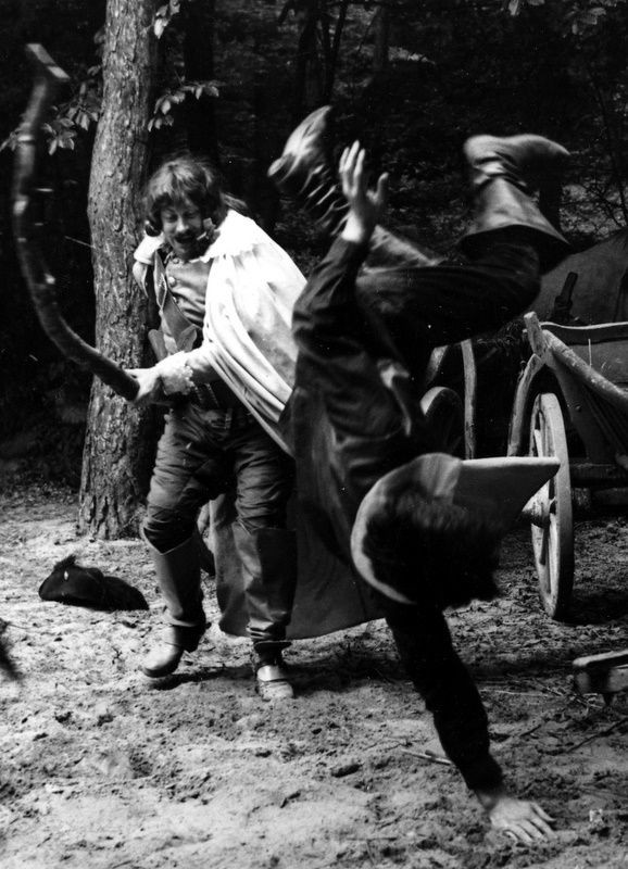 Каскадер и постановщик трюков Николай Ващилин падает от удара Портоса (Валентин Смирнитский) в фильме «Д’Артаньян и три мушкетера». Львов. 1978 год