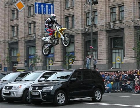 День рождения города: прыжки над Майданом.